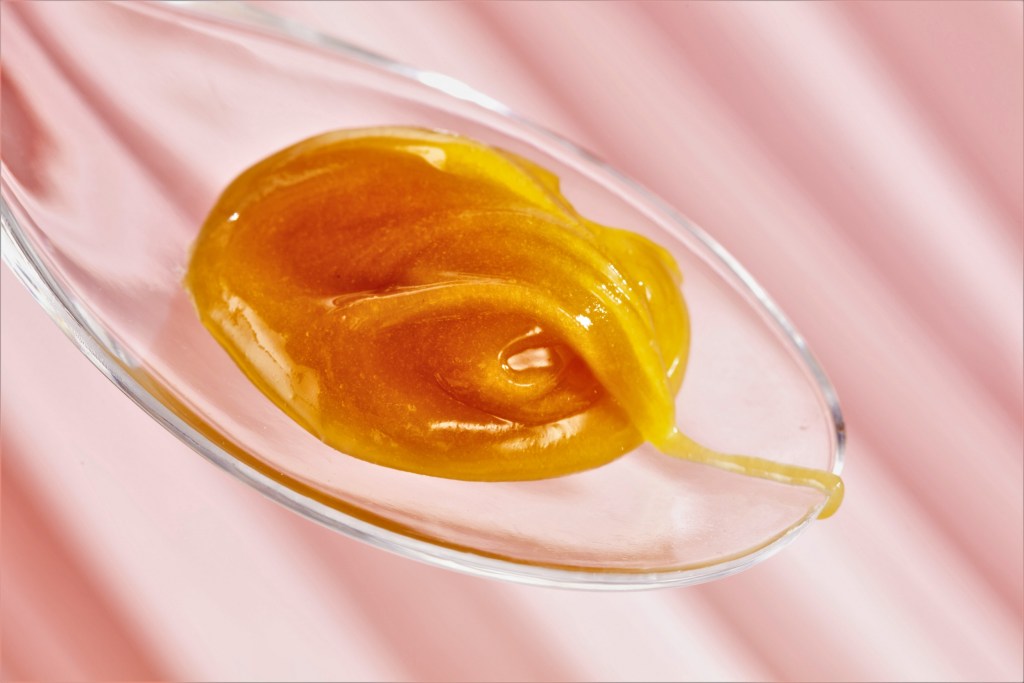 manuka honey in a spoon
